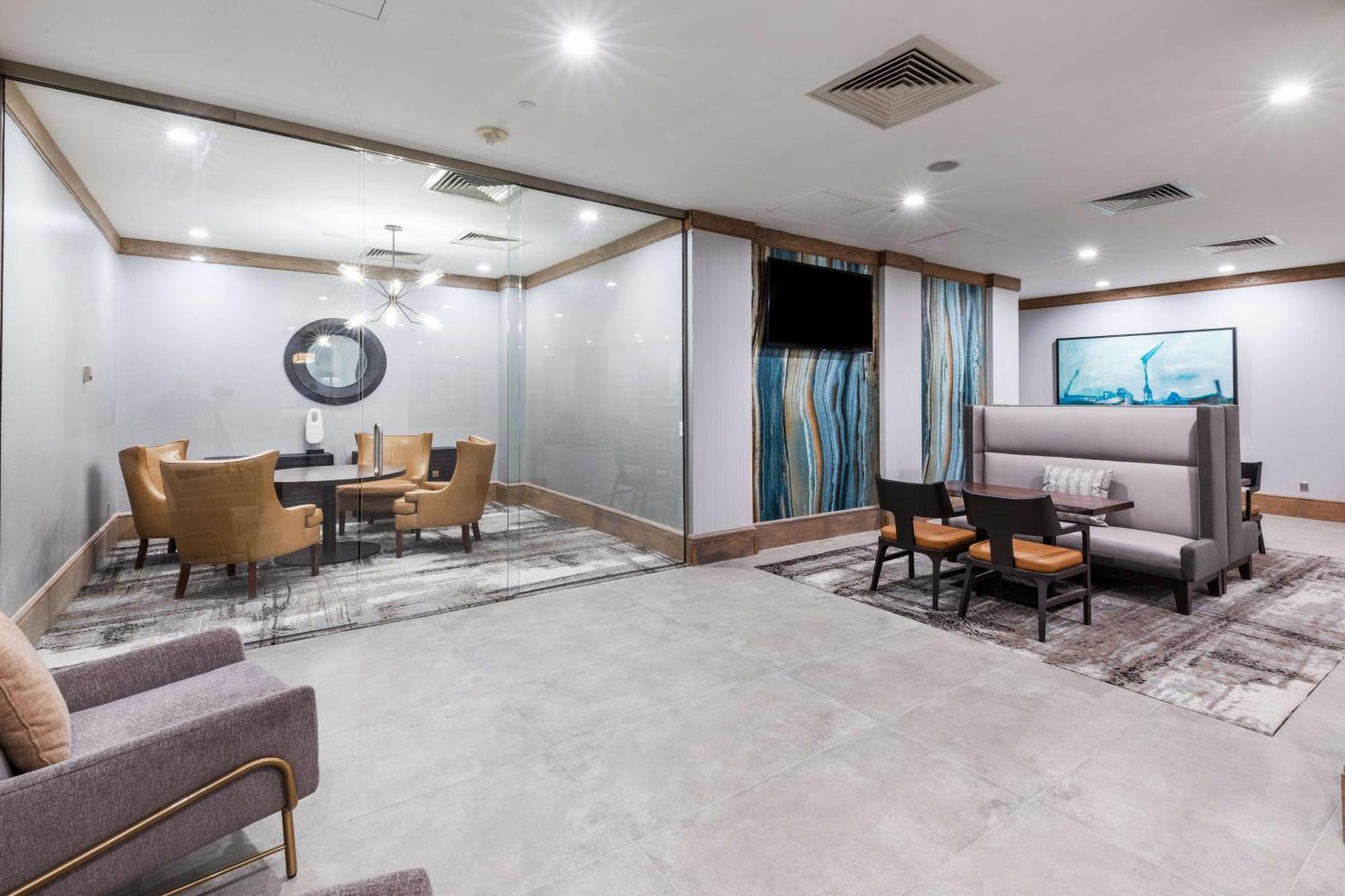 沃伦广场图尔萨希尔顿逸林酒店 圖爾薩 外观 照片